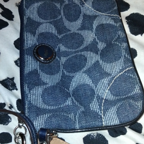 Iam selling a coach wristlet - Picture 2 of 4
